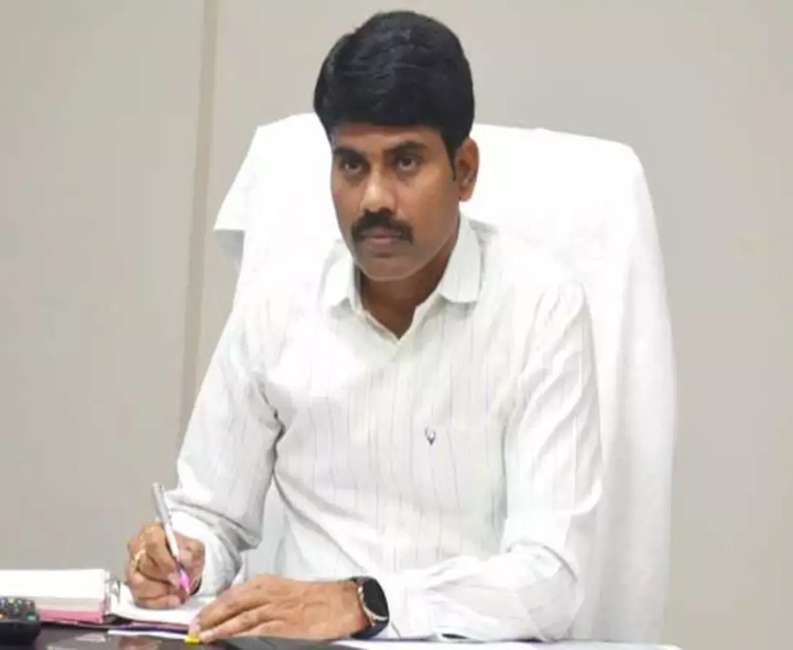 మీసేవ కేంద్రాలకు దరఖాస్తు చేసుకోండి: కలెక్టర్