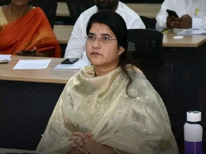 అందుబాటులో యూరియా: కలెక్టర్
