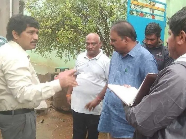 ముంపు ప్రాంతాల్లో పర్యటించిన కమిషనర్