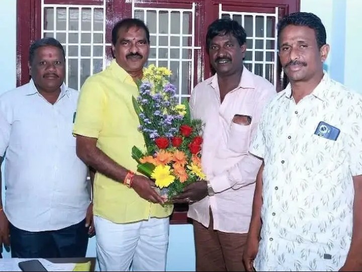 మంత్రిని కలిసిన త్రిసభ్య కమిటీ సభ్యులు