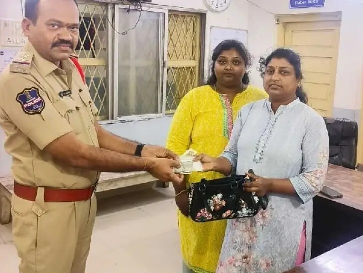 పోయిన బ్యాగును బాధితురాలకు అందించిన పోలీసులు
