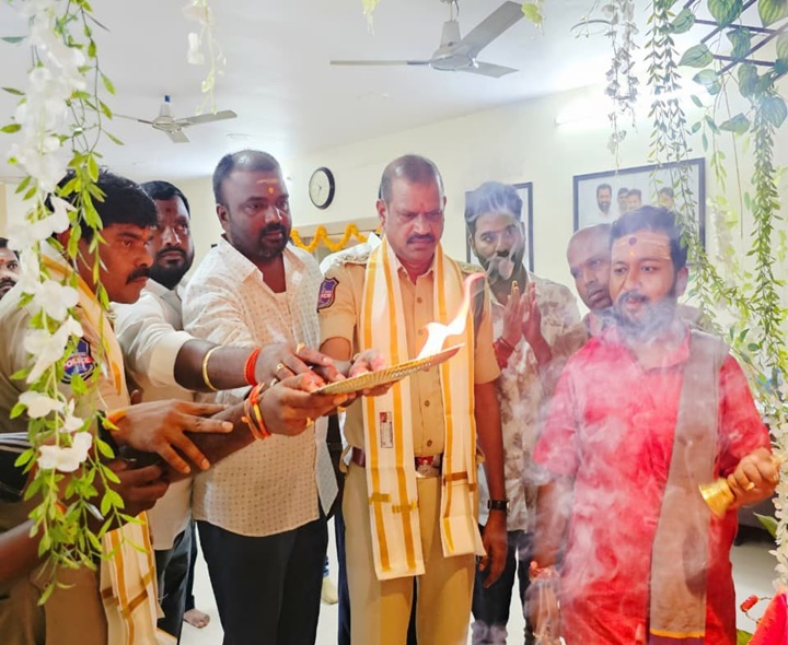 ప్రత్యేక పూజలు చేసిన ఏసీపీ