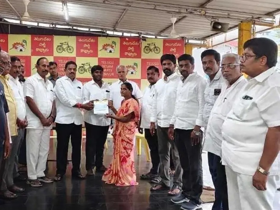 లబ్దిదారులకు CMRF చెక్కులు పంపిణీ చేసిన ఎమ్మెల్యే