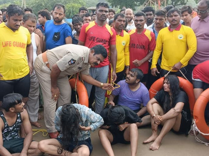 ఆరుగురు పర్యాటకులను కాపాడిన లైఫ్‌గార్డ్స్