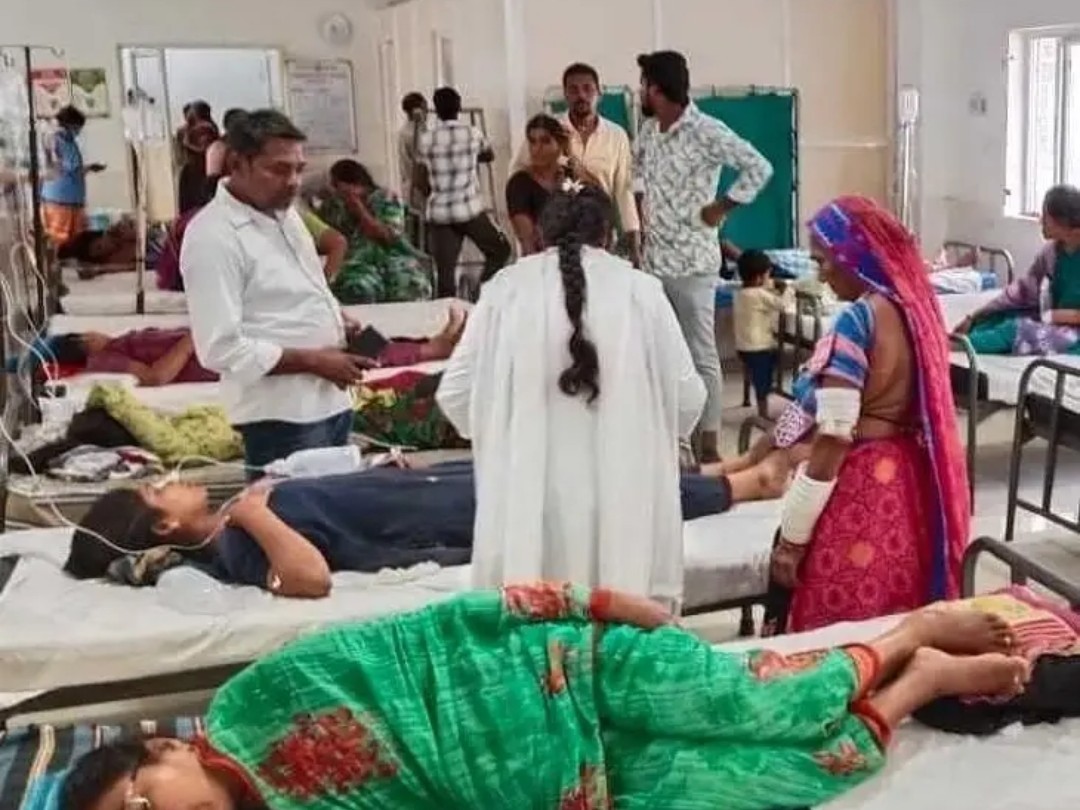 కలుపు మందు నీళ్లు తాగి 15 మందికి అస్వస్థత