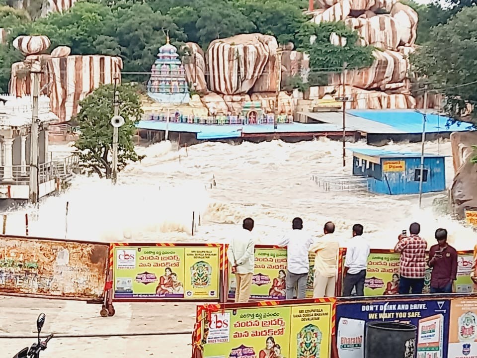 దుర్గమ్మ గుడి ఎదుట వరద