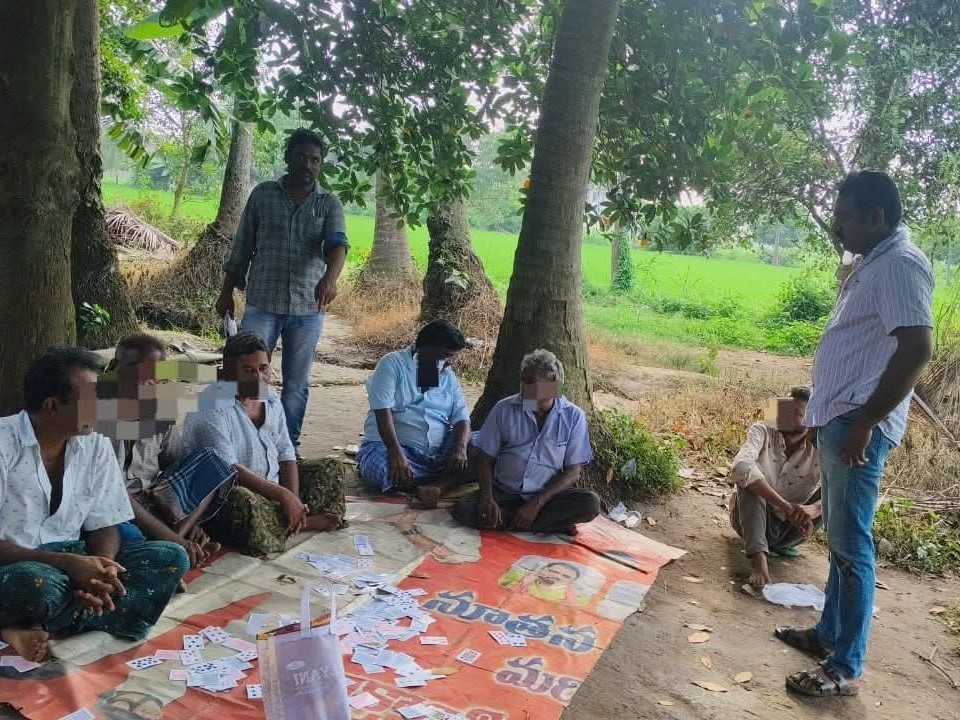 ఏడిదలో పేకాట ఆడుతున్న 8మంది అరెస్ట్