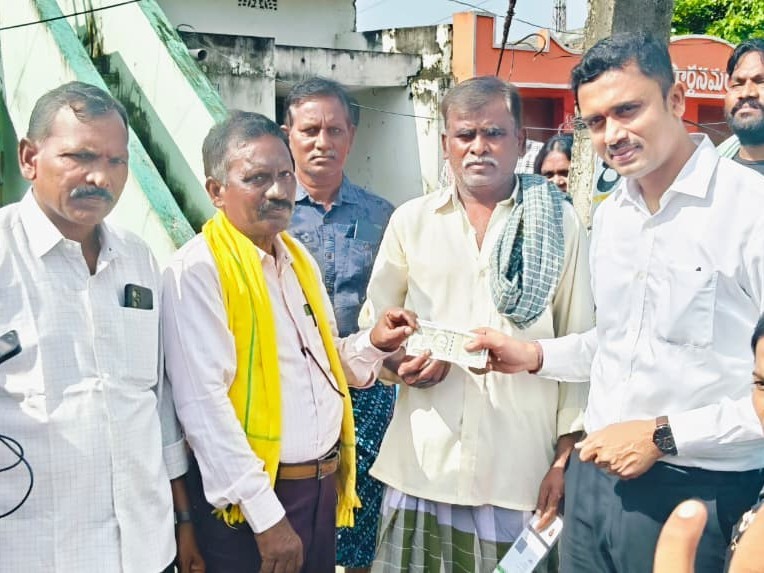 పింఛన్ల పంపిణీ కార్యక్రమంలో పాల్గొన్న కలెక్టర్