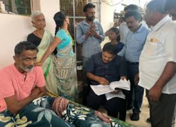 కొత్తచెరువులో పింఛన్ పంపిణీ చేసిన ఎమ్మెల్యే