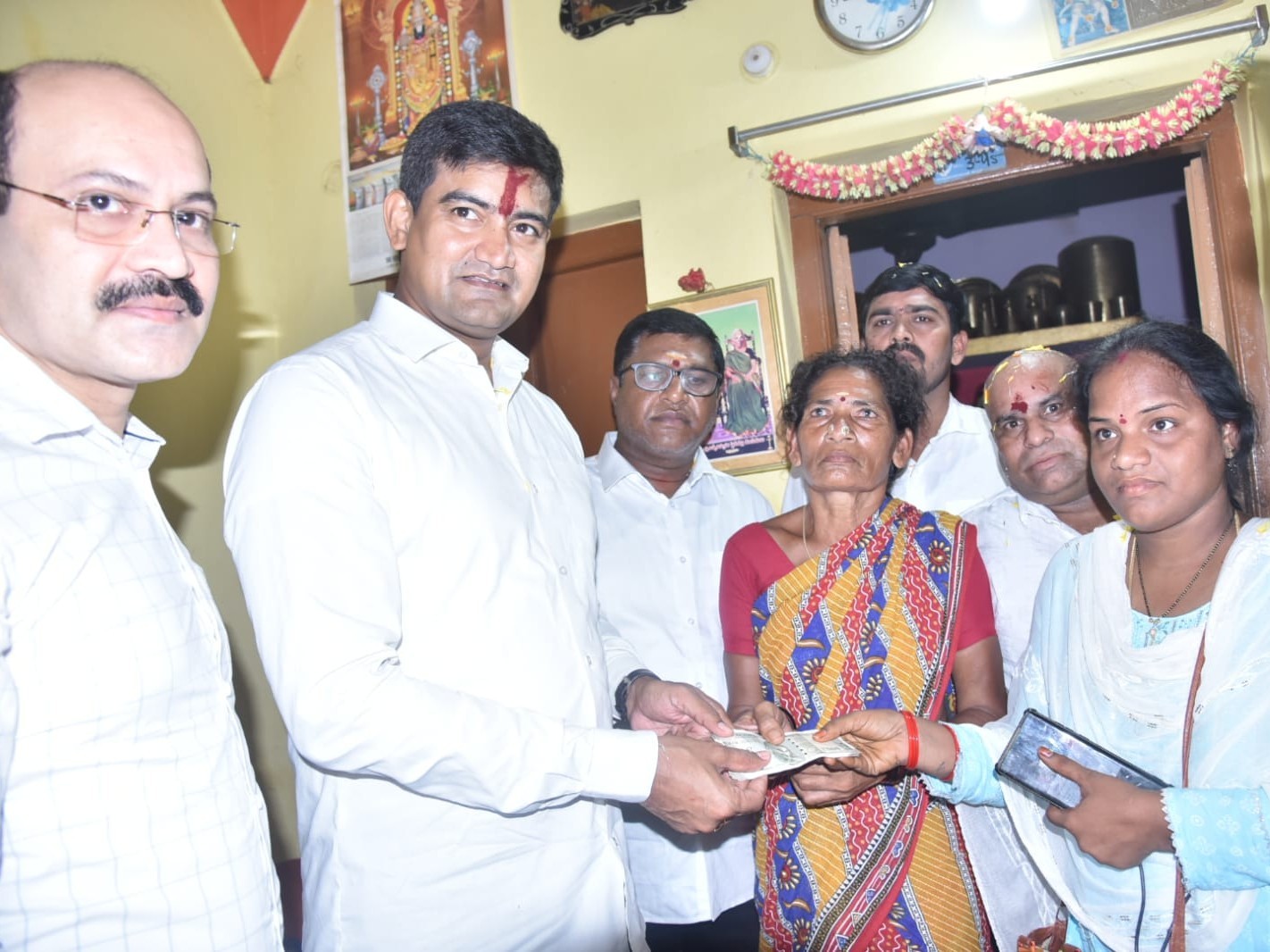 ఇంటింటికి వెళ్లి పింఛన్లు పంపిణీ చేసిన మంత్రి