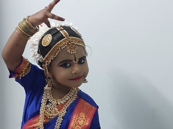 పౌర్ణమి పాటకు నృత్యం చేసిన చిన్నారి