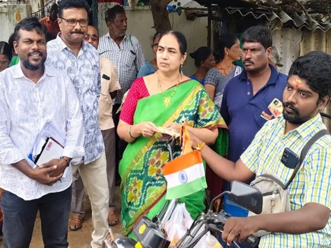 కోవూరులో పెన్షన్లు పంపిణీ చేసిన నాగరాజకుమారి