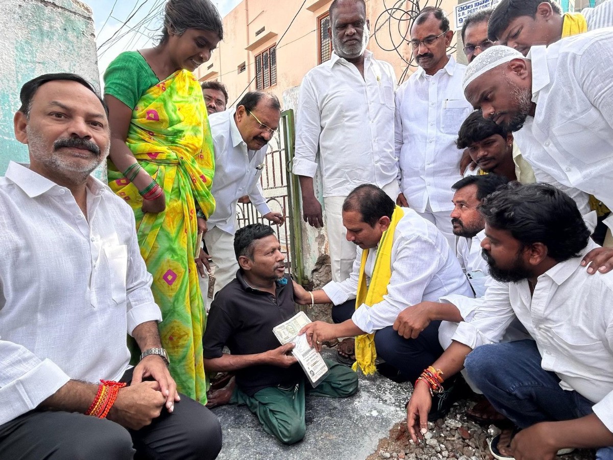 పింఛన్ పంపిణీ చేసిన ఎమ్మెల్యే దగ్గుపాటి