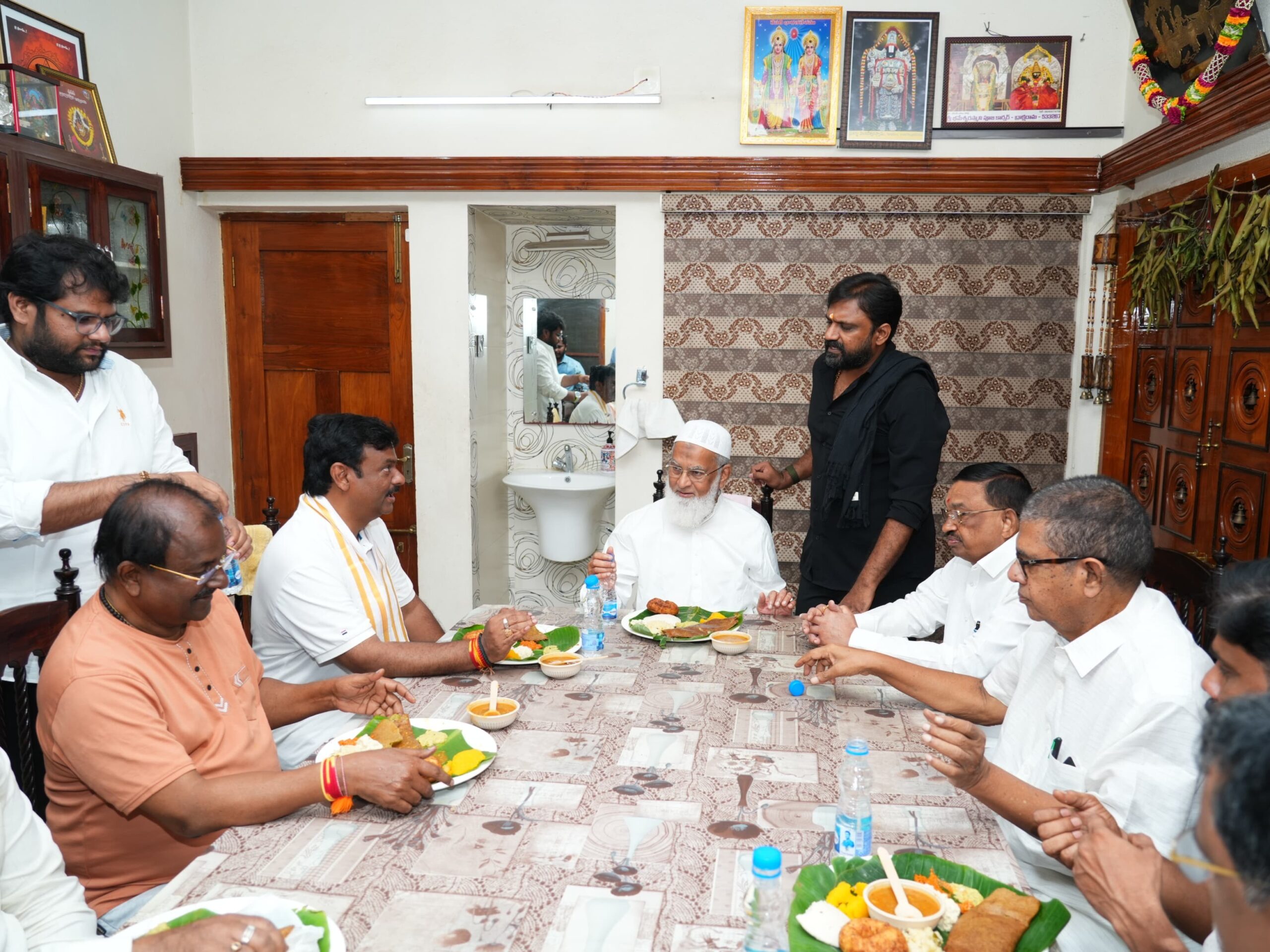 తేనీటి విందులో పాల్గొన్న షరీఫ్, మాధవ్