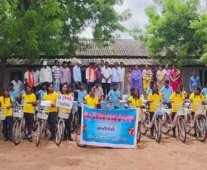 పదో తరగతి విద్యార్థులకు సైకిళ్ల పంపిణీ