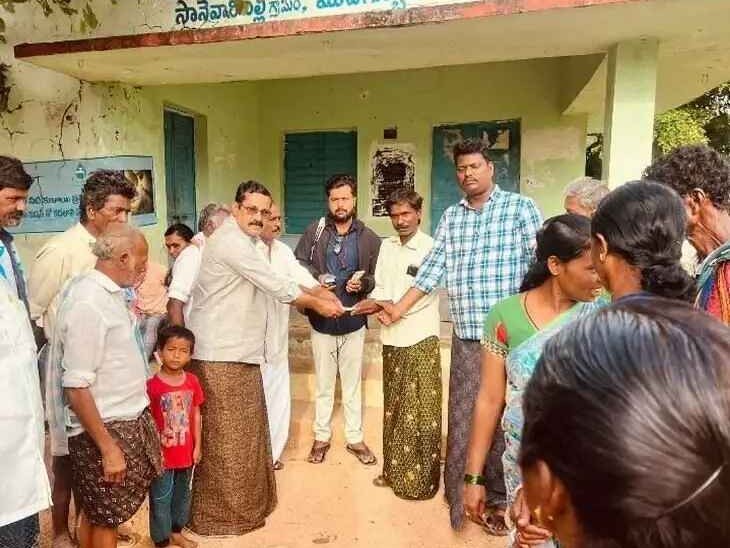 సానేవారిపల్లిలో ఇంటింటికీ పింఛన్ల పంపిణీ