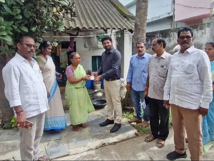 పెన్షన్ పంపిణీ చేసిన జేసీ