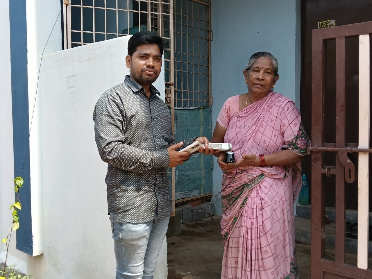 సర్వర్ మెరాయించడంతో.. పింఛన్లు ఆలస్యం