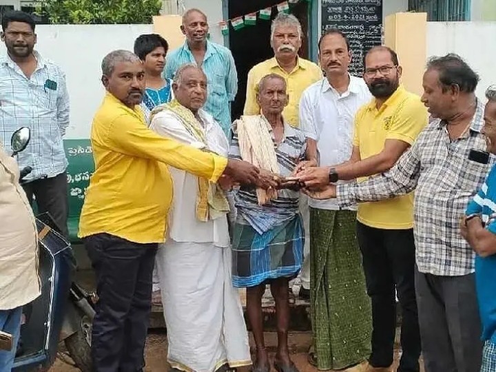 నూజివీడు మండలంలో పింఛన్ల పంపిణీ