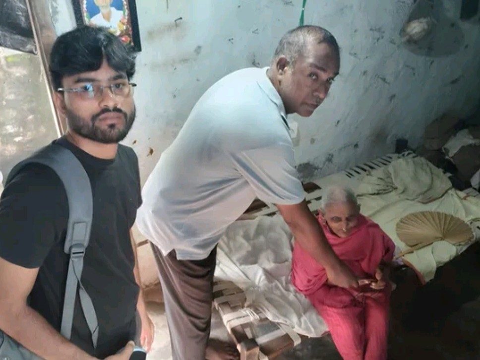 టీడీపీ నాయకుడి చేతుల మీదుగా స్పాజ్ పింఛను అందజేత