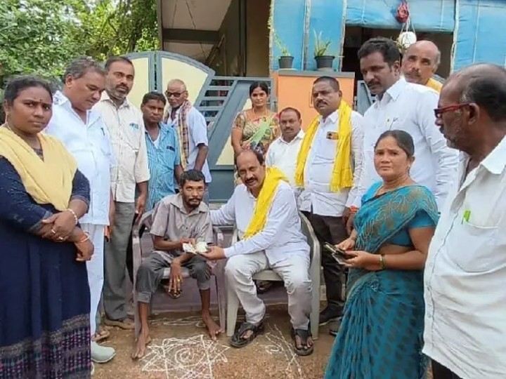 పింఛన్లు పంపిణీ చేసిన ఆప్కాబ్ ఛైర్మన్