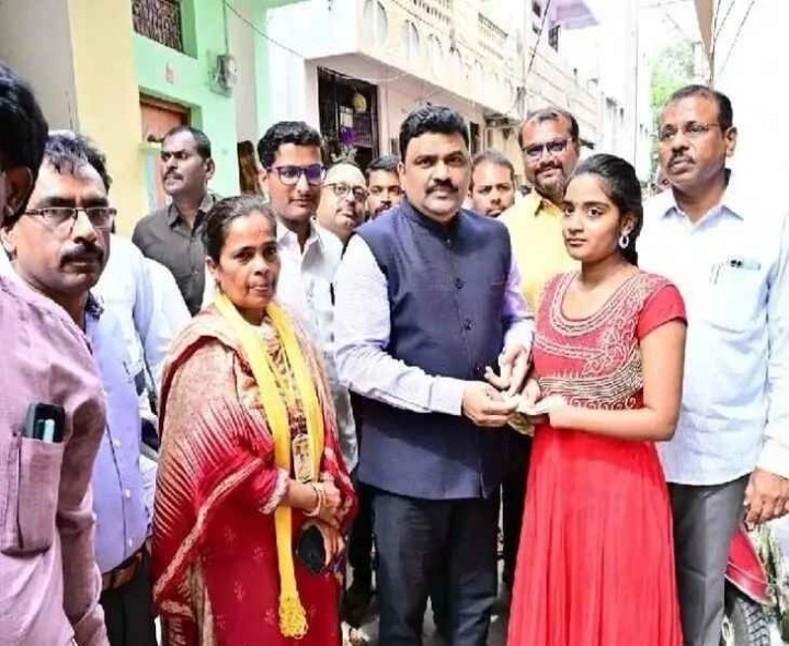 పెన్షన్ల పంపిణీ కార్యక్రమంలో పాల్గొన్న కలెక్టర్