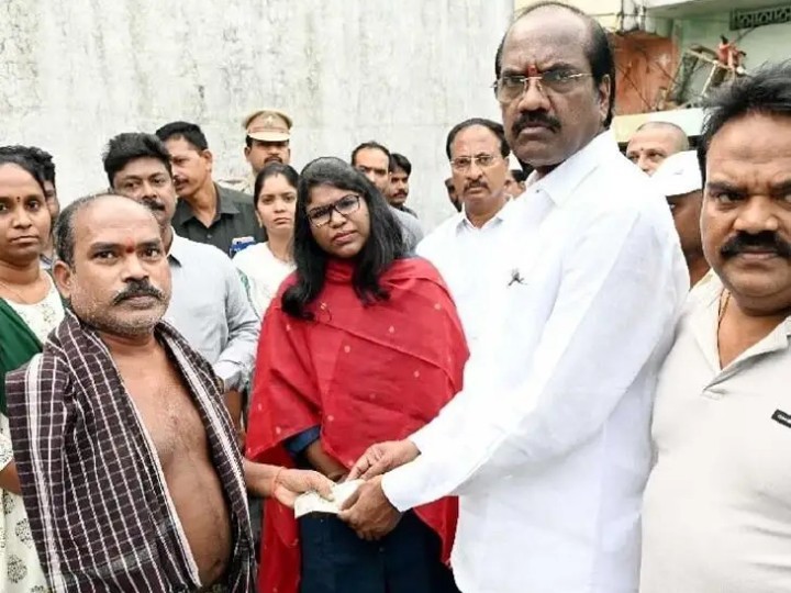 పింఛన్లు పంపిణీలో పాల్గొన్న ఎమ్మెల్యే
