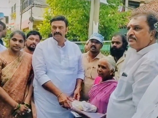 పింఛన్లు అందజేసిన డిప్యూటీ స్పీకర్