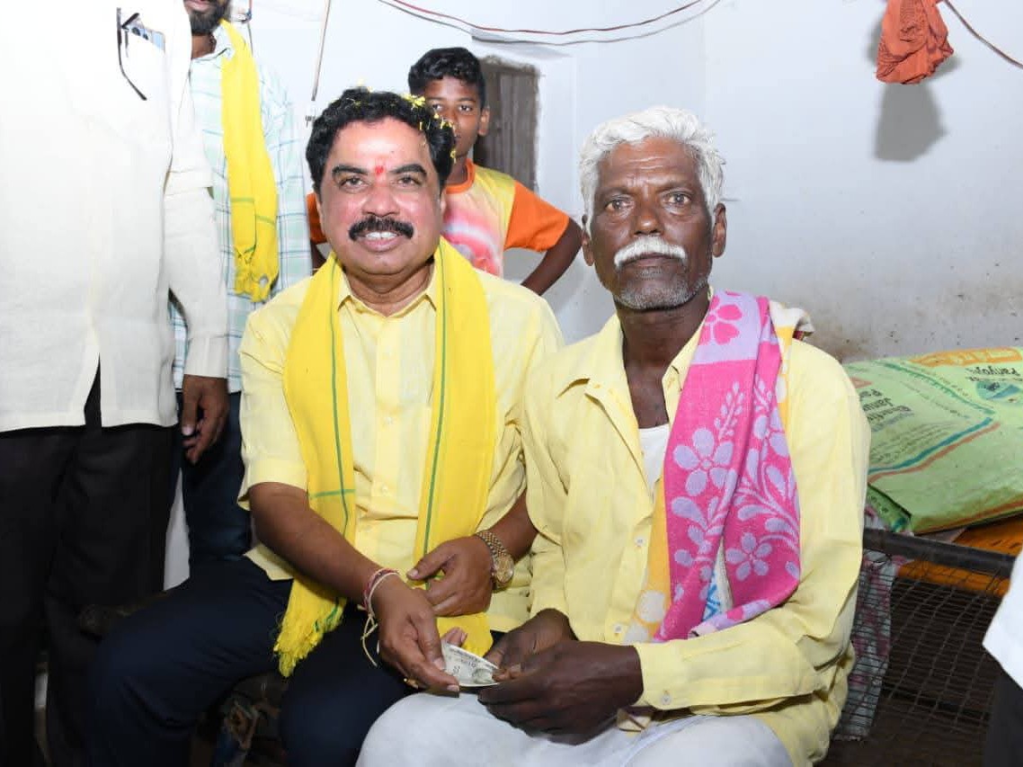 కురాకులపల్లిలో పింఛన్లు పంపిణీ చేసిన ఎమ్మెల్యే