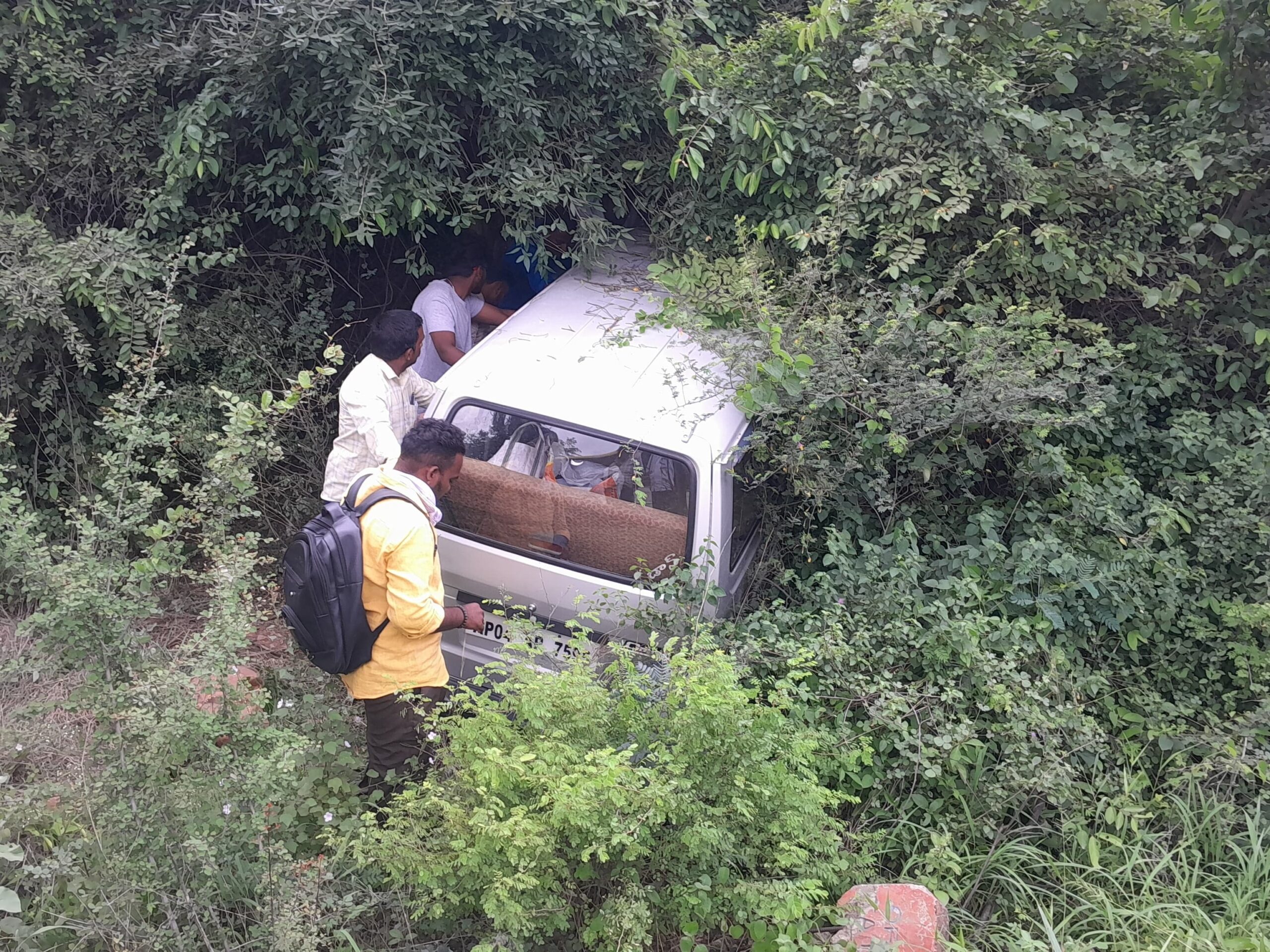 అదుపుతప్పి ముళ్లపొదల్లోకి దూసుకెళ్లిన కారు