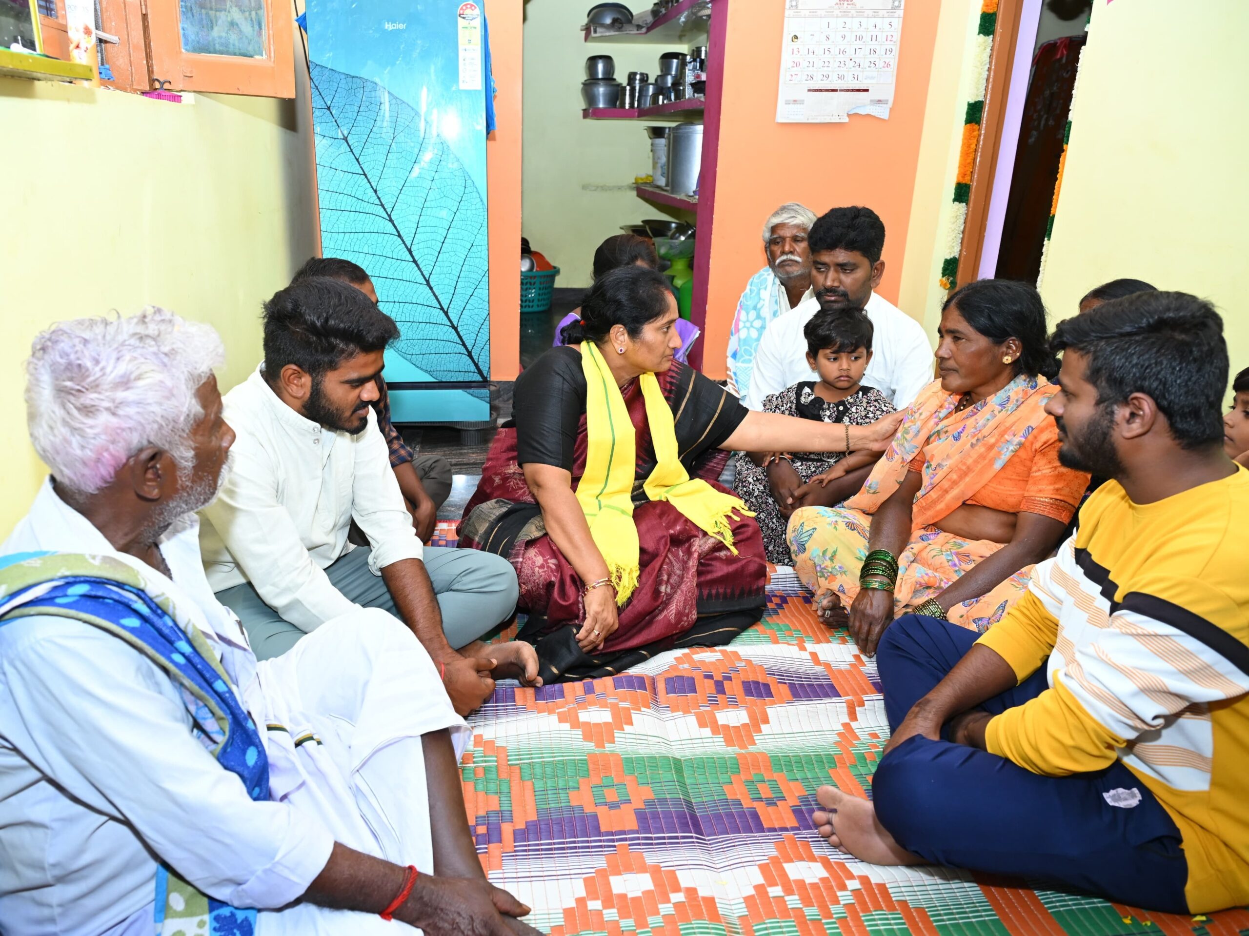 కార్యకర్తల కుటుంబాలను పరామర్శించిన మంత్రి