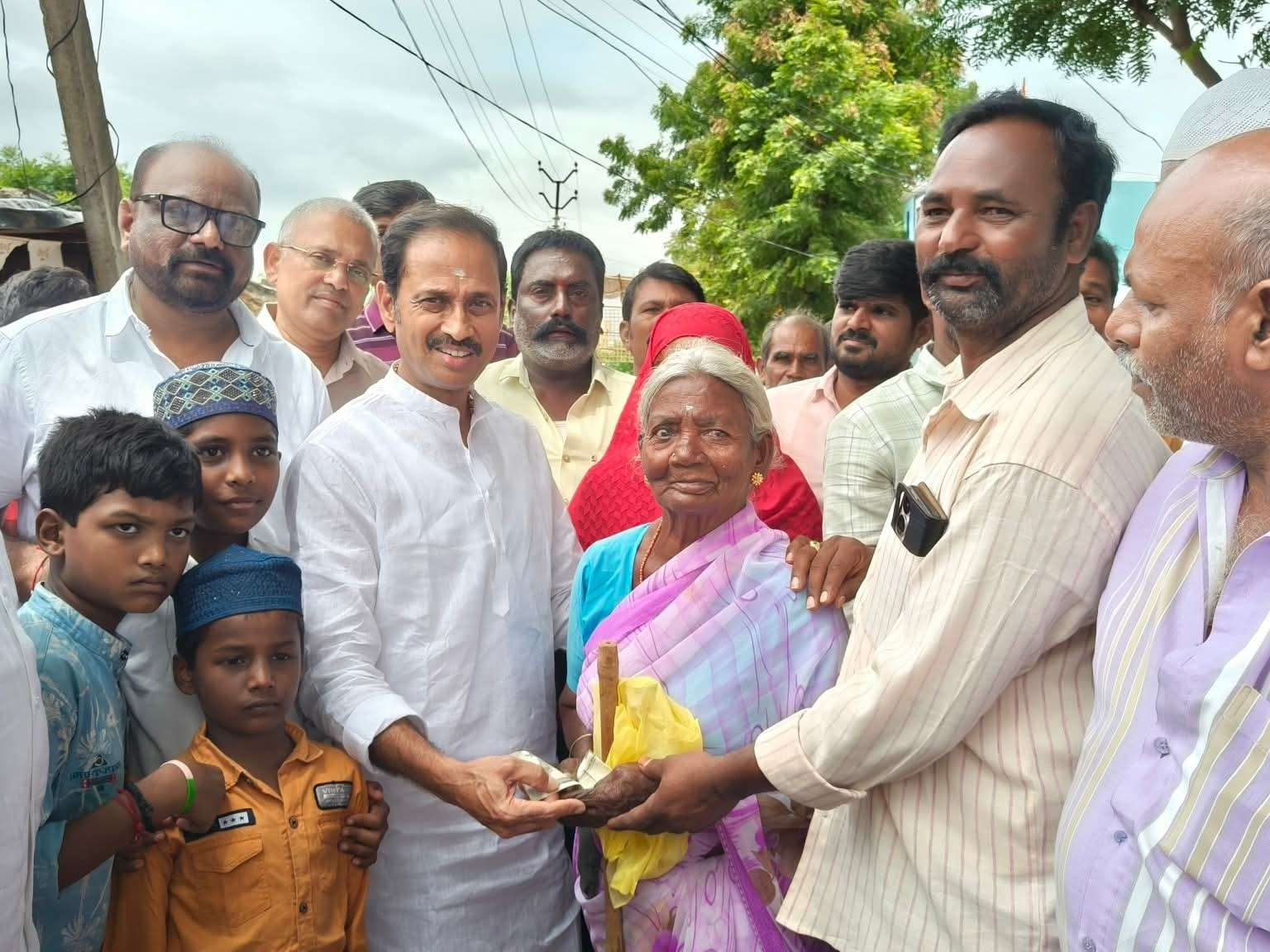 NTR భరోసా పింఛన్ల కార్యక్రమంలో ఎమ్మెల్యే