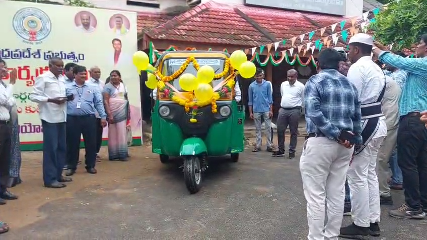 ముఖ్యమంత్రి హామీల మేరకు ఆటో బహుకరించిన కలెక్టర్