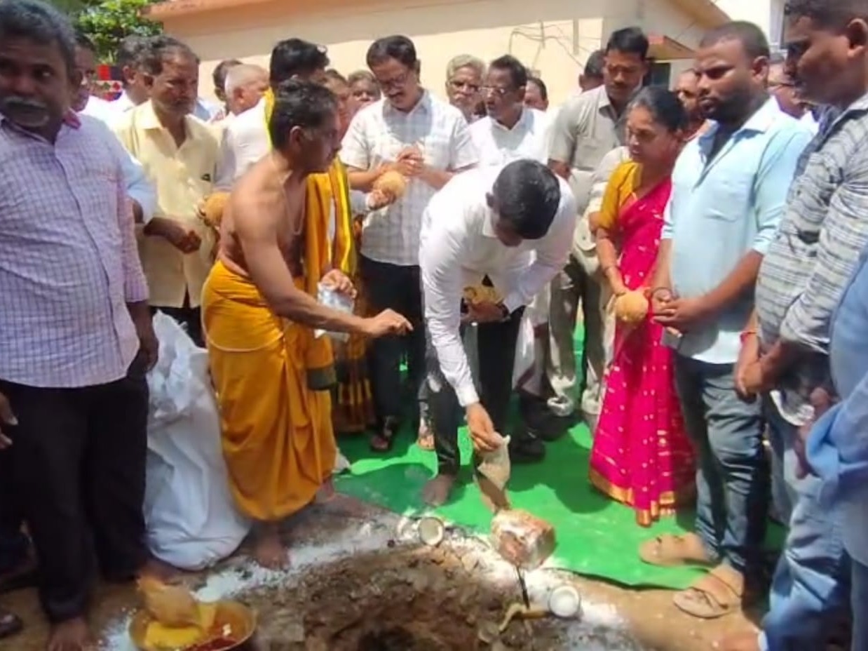 అన్న క్యాంటీన్‌కు శంకుస్థాపన చేసిన మంత్రి