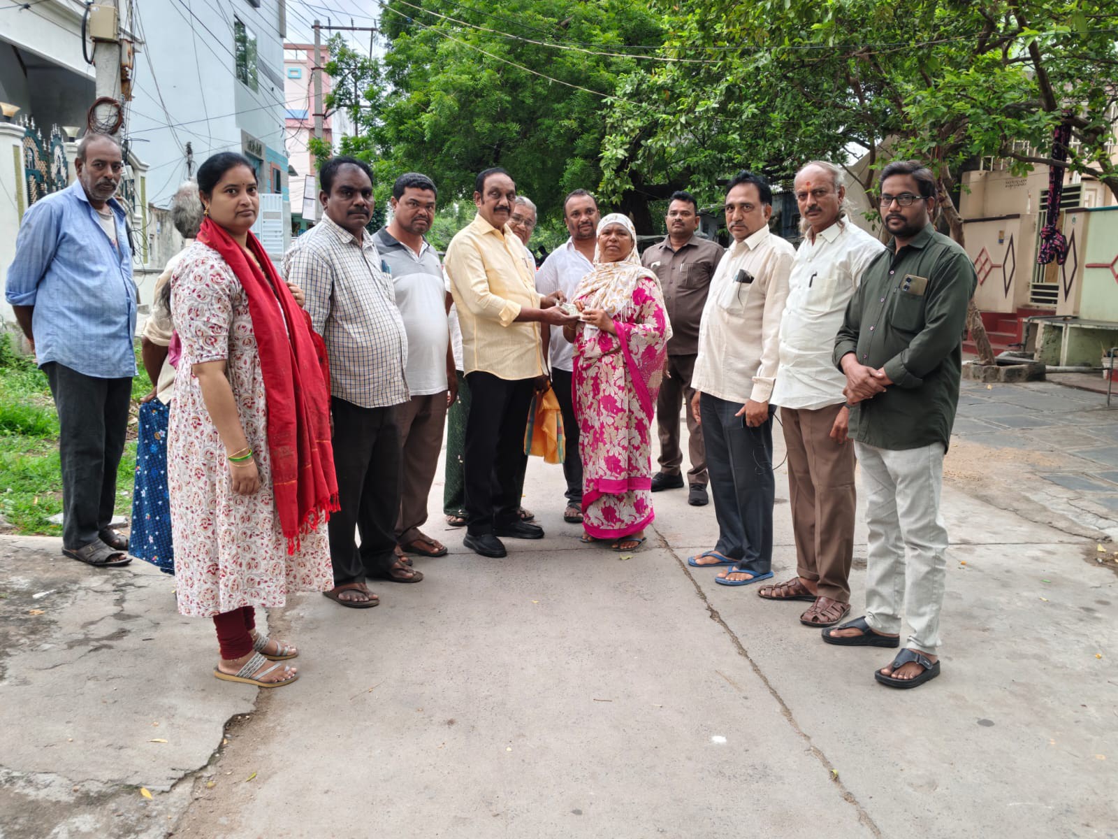 ఎన్టీఆర్ భరోసా పెన్షన్ పంపిణీ చేసిన ఎమ్మెల్యే