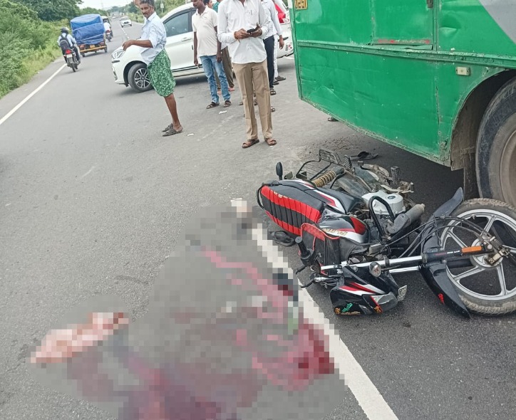 రోడ్డు ప్రమాదంలో తండ్రీకొడుకుల దుర్మరణం