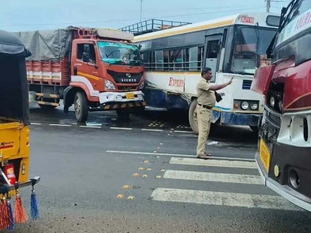 ఆర్టీసీ బస్సు, వ్యాన్ ఢీ.. మహిళకు గాయాలు