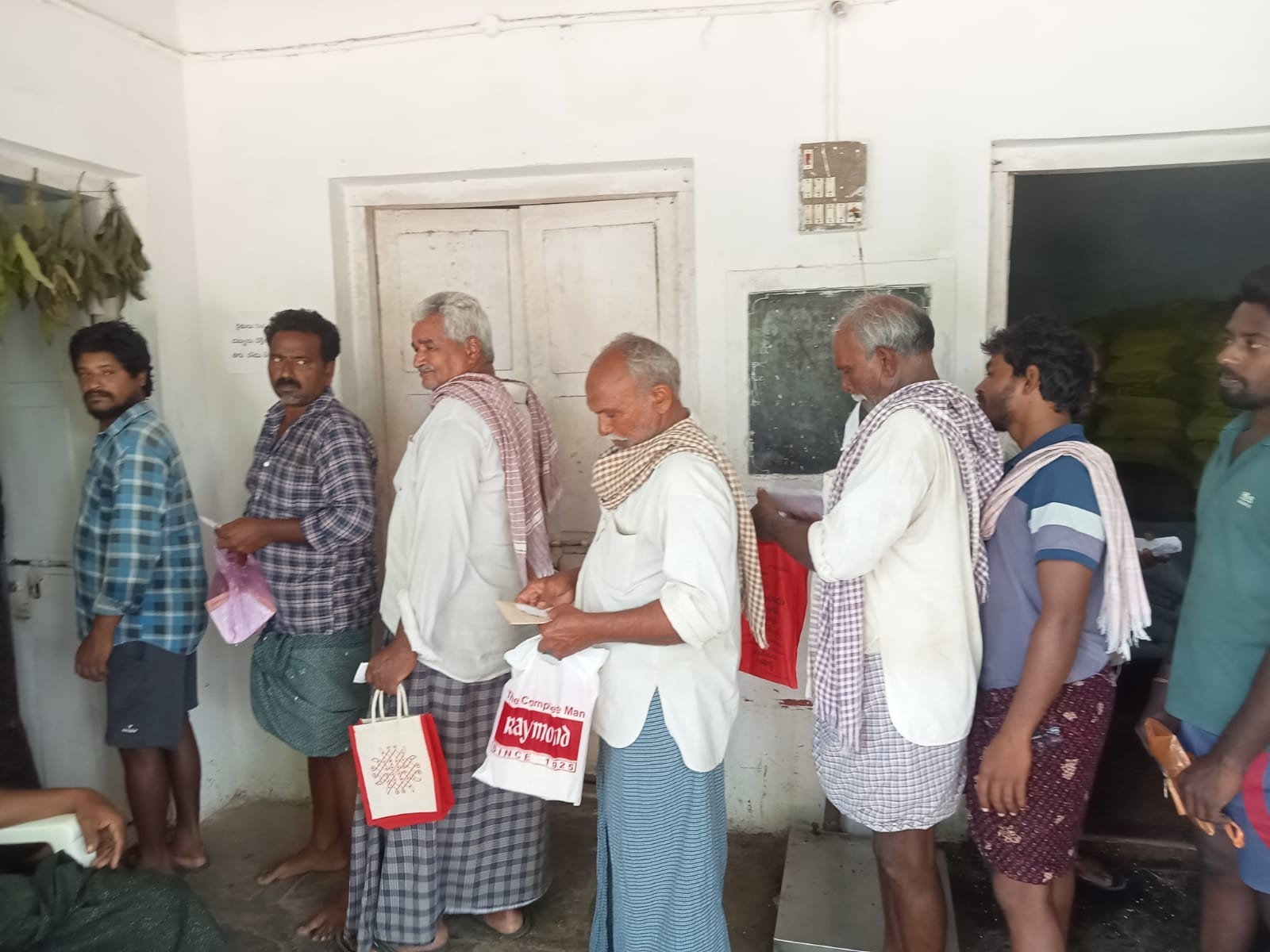 వీ.కొత్తపాలెంలో రైతులకు యూరియా సరఫరా