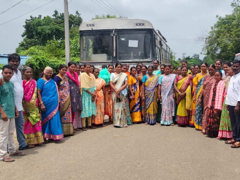 సీఎం పర్యటనకు అనంతారం నుంచి బయలుదేరిన కాంగ్రెస్ శ్రేణులు