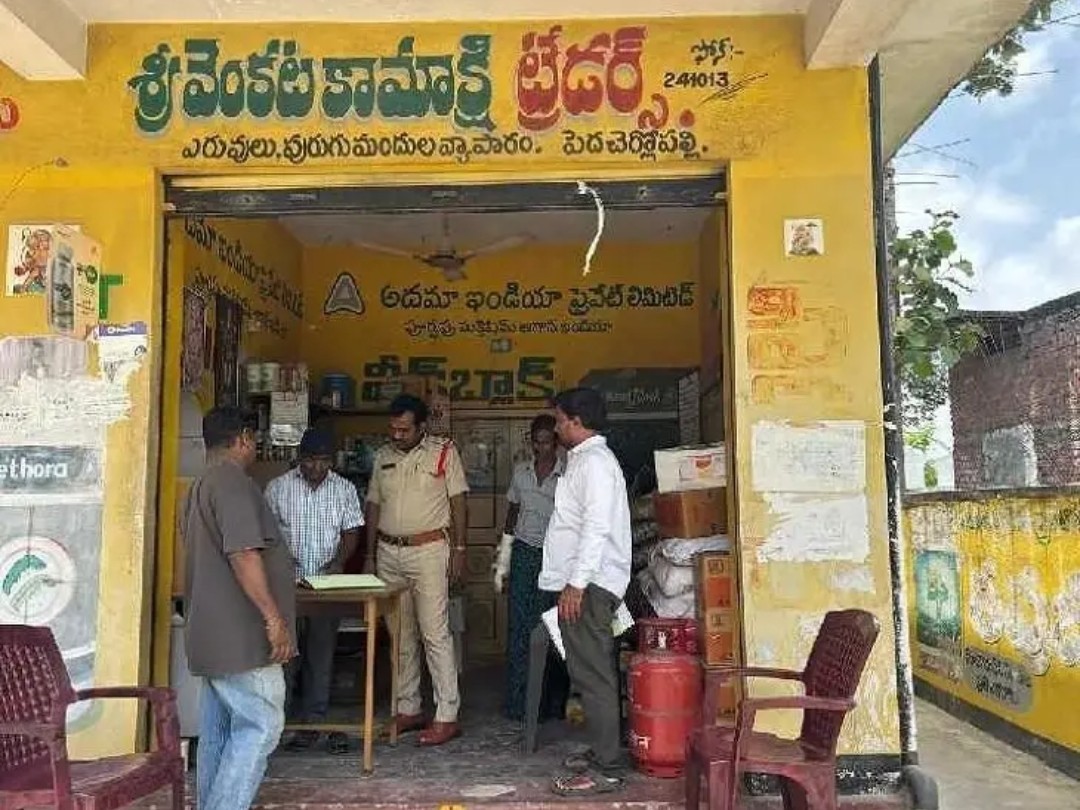 పీసీపల్లి ఎరువుల దుకాణాల్లో తనిఖీలు