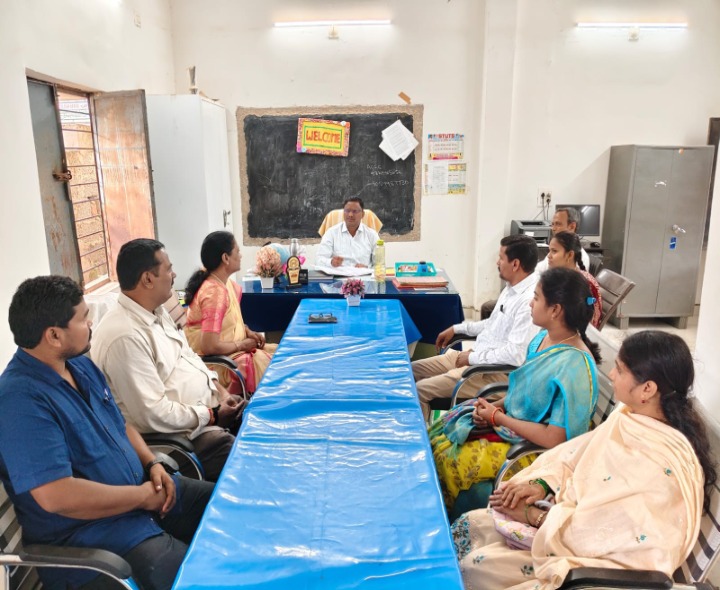 ప్రభుత్వ బాలికల పాఠశాలను సందర్శించిన డీఈవో