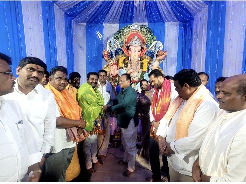 ‘గణేశుల మండపాలకు కాటా రావడంతో భక్తుల సందడి’