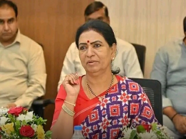 రైల్వే అధికారులకు ఎంపీ డీకే అరుణ ప్రతిపాదనలు