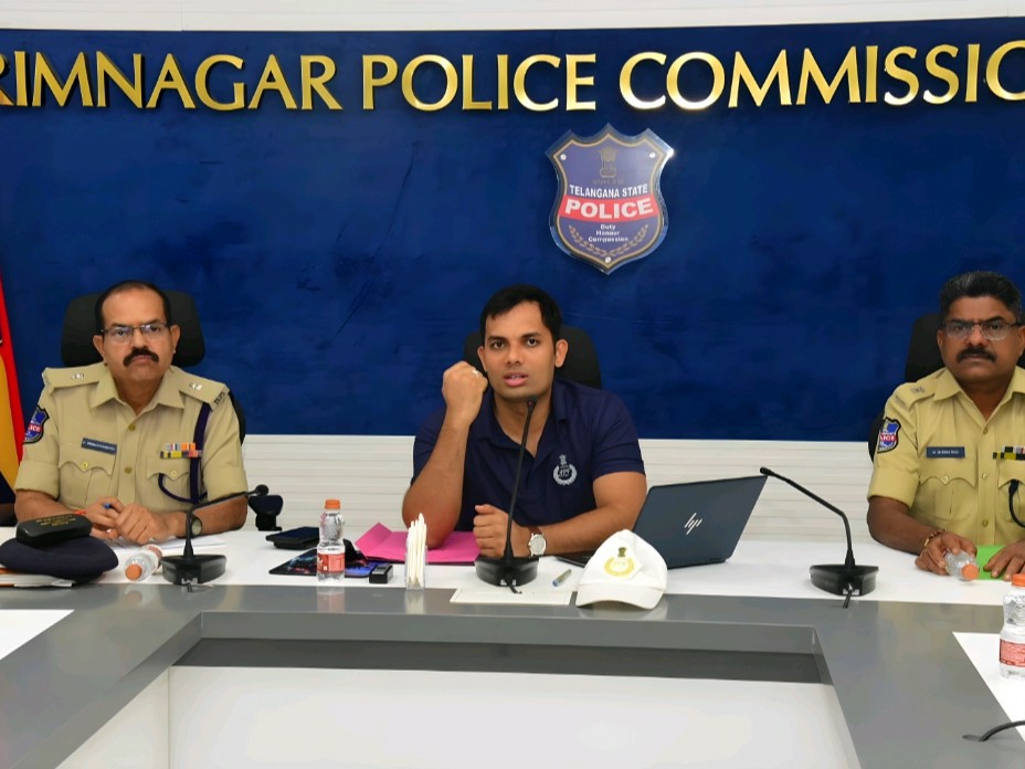కరీంనగర్ పోలీస్ కమిషనర్ భద్రతా చర్యలపై సమీక్ష