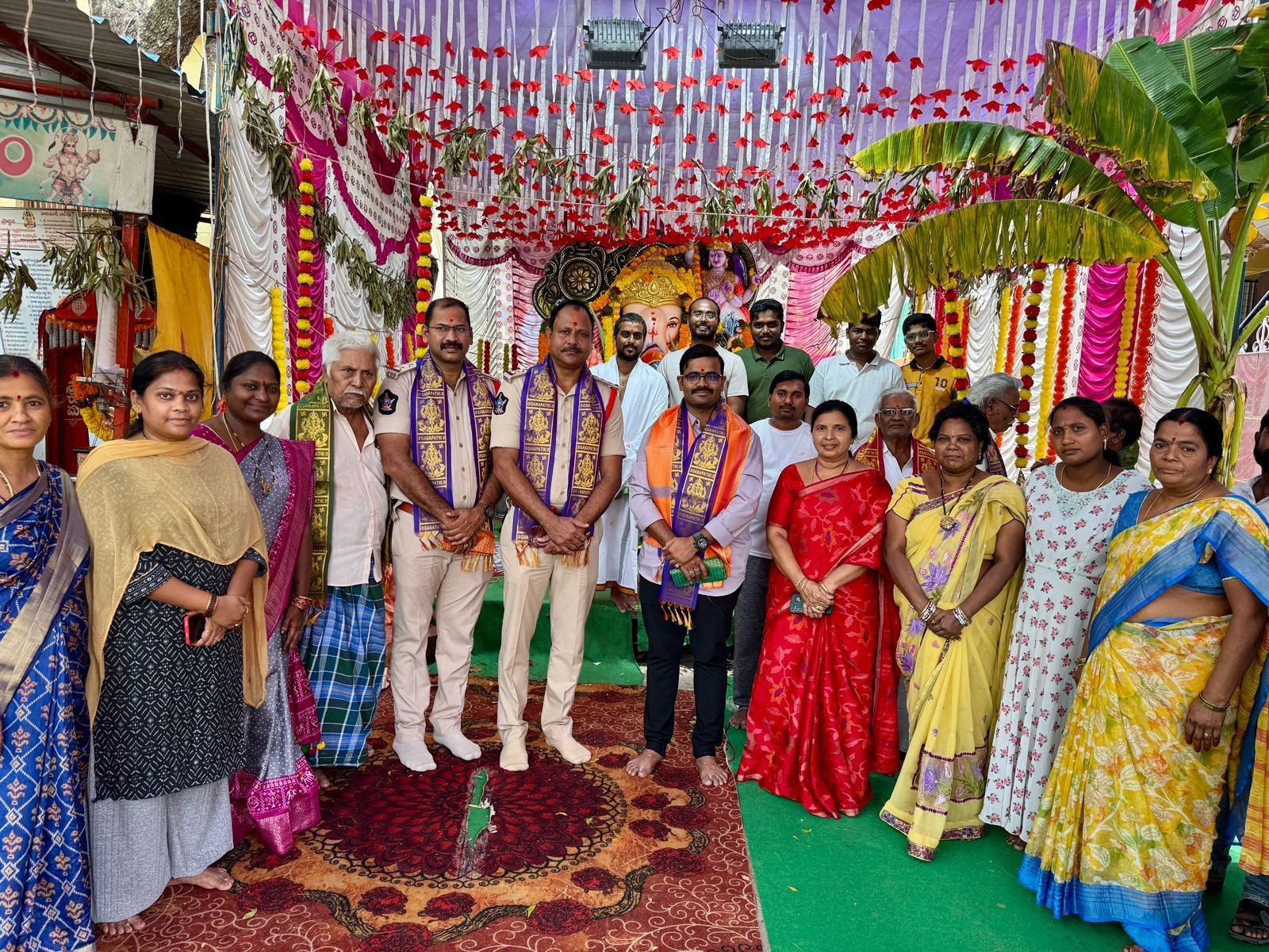 గణేష్ మండపాన్ని సందర్శించిన డీఎస్పీ