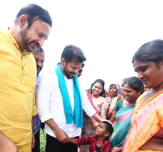 కలెక్టరేట్‌లో అధికారులతో సీఎం రేవంత్ సమీక్ష