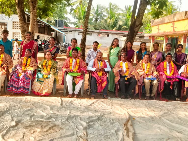 ఉపాధ్యాయులను సన్మానించిన విద్యార్థులు