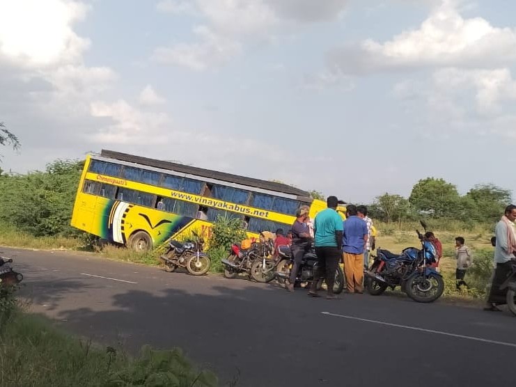 అదుపుతప్పిన ప్రైవేట్ ట్రావెల్స్ బస్సు