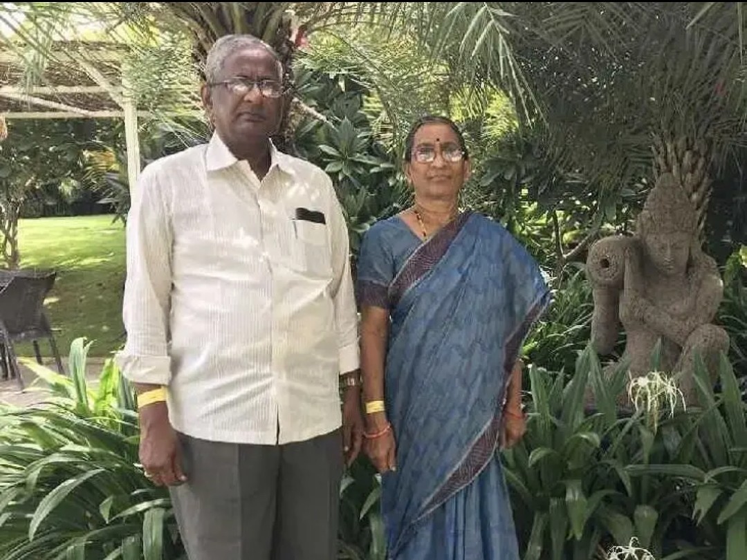 భార్య జ్ఞాపకార్థం పాఠశాలకు తరగతి గదులు