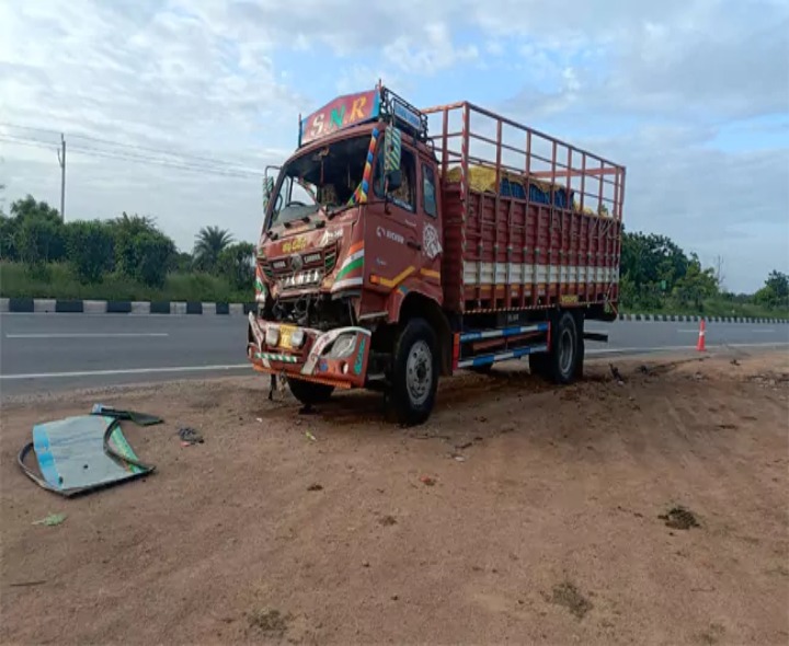 రోడ్డు ప్రమాదం.. ఇద్దరు స్పాట్ డెడ్